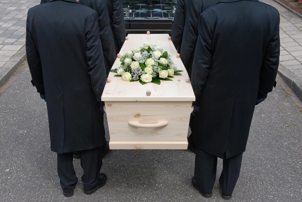 Raport "Stan Sanitarny Kraju" donosi, że domy pogrzebowe nie spełniają norm dotyczących sprzętu do ceremonii i sprzętu porządkowego