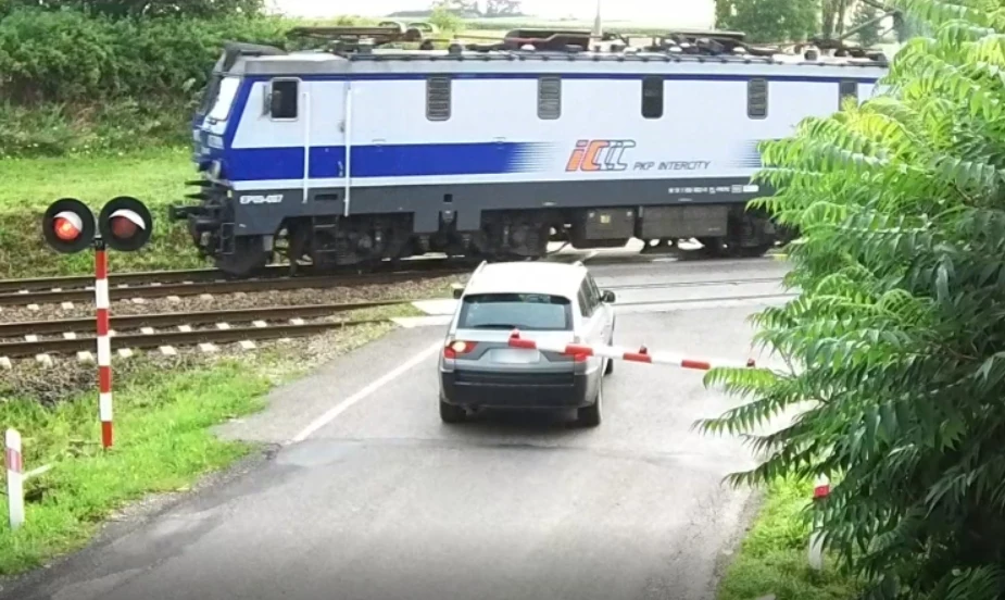 Nie zauważył opuszczonej rogatki. Wszystko się nagrało, kara będzie sroga