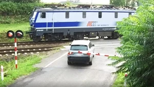 Nie zauważył opuszczonej rogatki. Wszystko się nagrało, kara będzie sroga