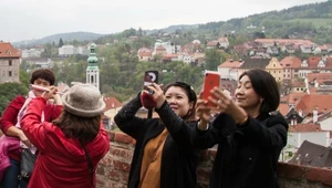 Chińscy turyści przed pandemią (w 2019 r.) wydali za turystykę zagraniczną 255 mld dolarów. Na zdj. turyści z Chin zwiedzający Czechy