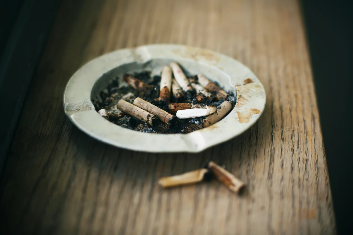 Genetyczne dziedzictwo Homo neanderthalensis przyniosło nam odporność na czynniki pogodowe jak również podatność na określone choroby. Twierdzi się, że skłonność do cukrzycy typu 2, tocznia i występowanie choroby Crohna są genetycznymi reliktami naszych kuzynów. Ponadto, przypuszcza się, że odziedziczyliśmy również po nich gen skłonności do uzależnień, najsilniej uaktywniony wśród palaczy wyrobów tytoniowych. 

