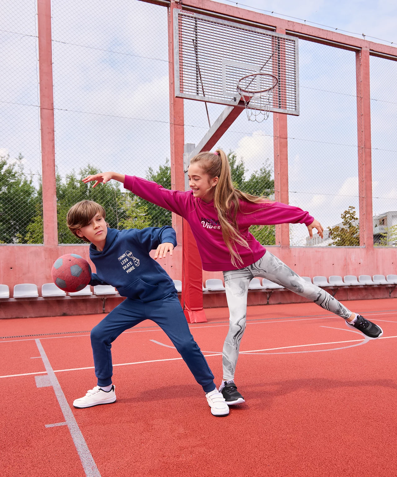 Kolekcję uzupełniają stroje sportowe, idealne na lekcje WF, zajęcia pozalekcyjne oraz aktywne spotkania z przyjaciółmi