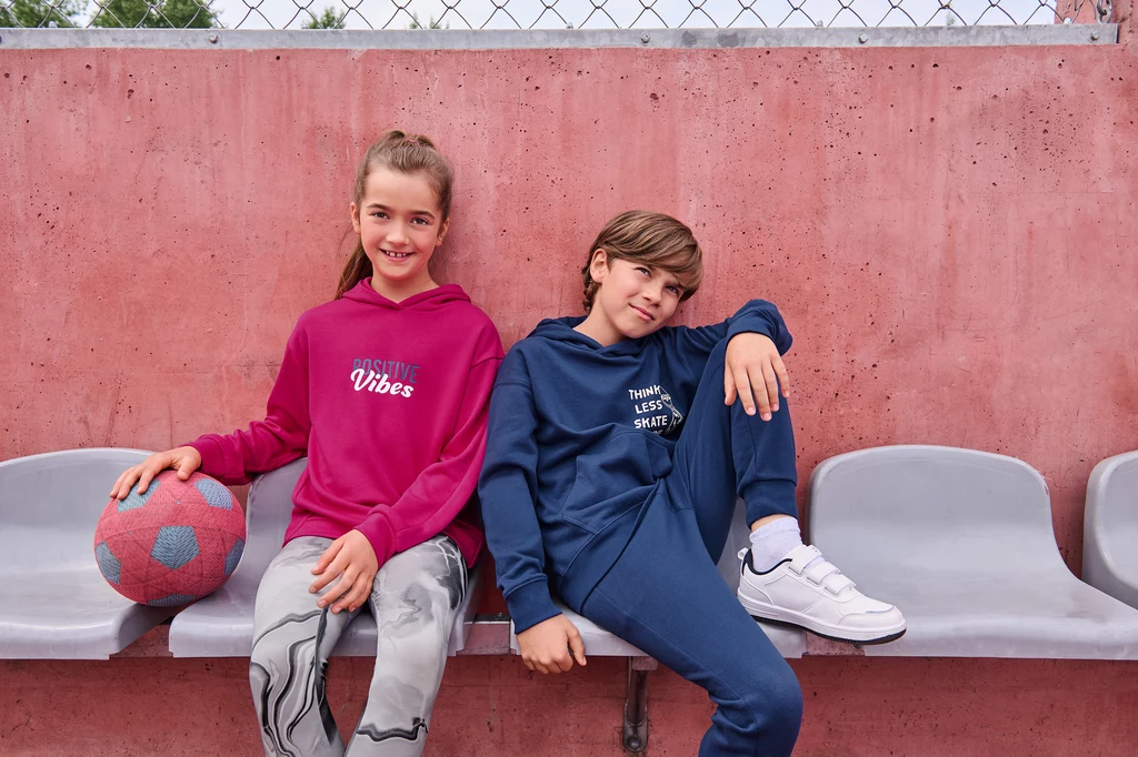 Kolekcję uzupełniają stroje sportowe, idealne na lekcje WF, zajęcia pozalekcyjne oraz aktywne spotkania z przyjaciółmi