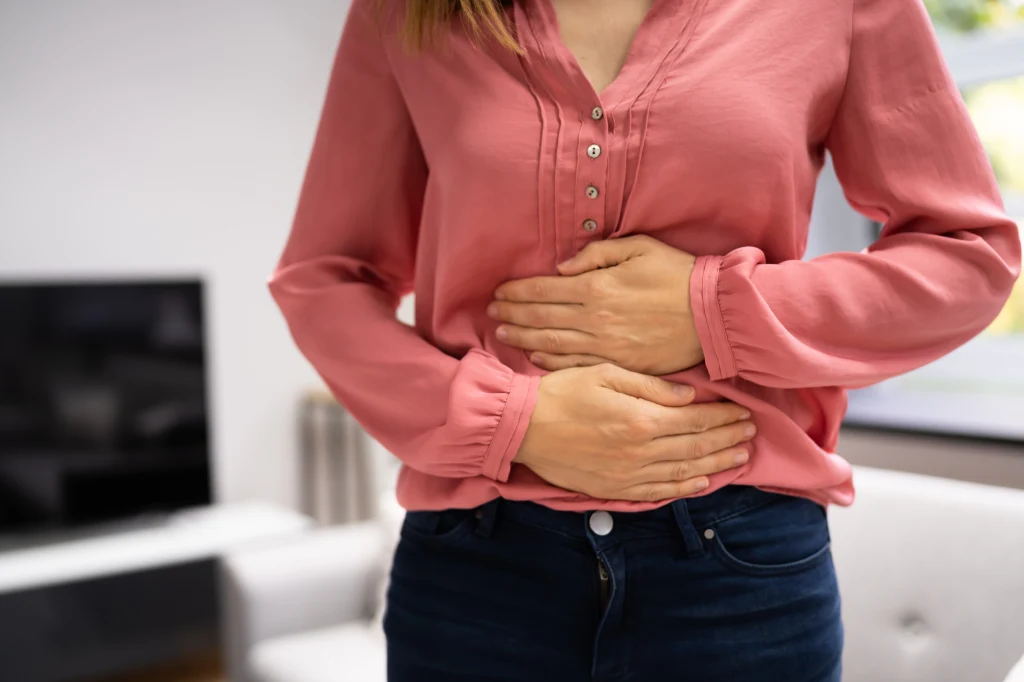 Ból w nadbrzuszu ustępujący po jedzeniu? To mogą być wrzody trawienne Ból w nadbrzuszu ustępujący po jedzeniu? To mogą być wrzody trawienne