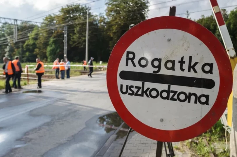 "Rogatka uszkodzona". Co oznacza ten znak i czy kierowca może jechać dalej?