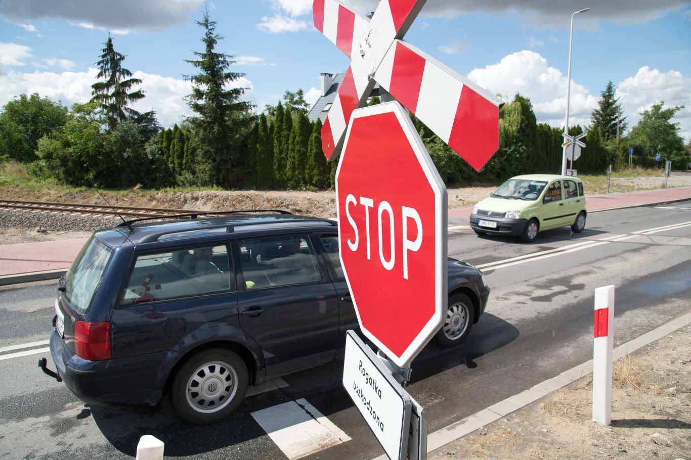Rogatka uszkodzona? Kierowca nie ma prawa poruszać się dalej. Fot. Wojciech Strozyk/Reporter