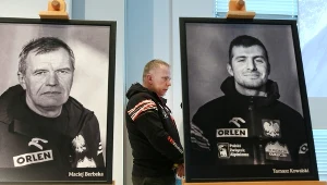 Artur Hajzer pomiędzy portretami Macieja Berbeki (l) i Tomasza Kowalskiego (p)