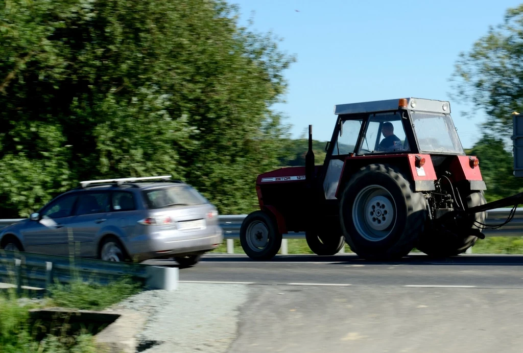 Ciągła linia i traktor. Czy możemy wyprzedzić? Co na to przepisy?