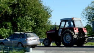 Żniwa w pełni. Czy na ciągłej linii można wyprzedzić traktor?