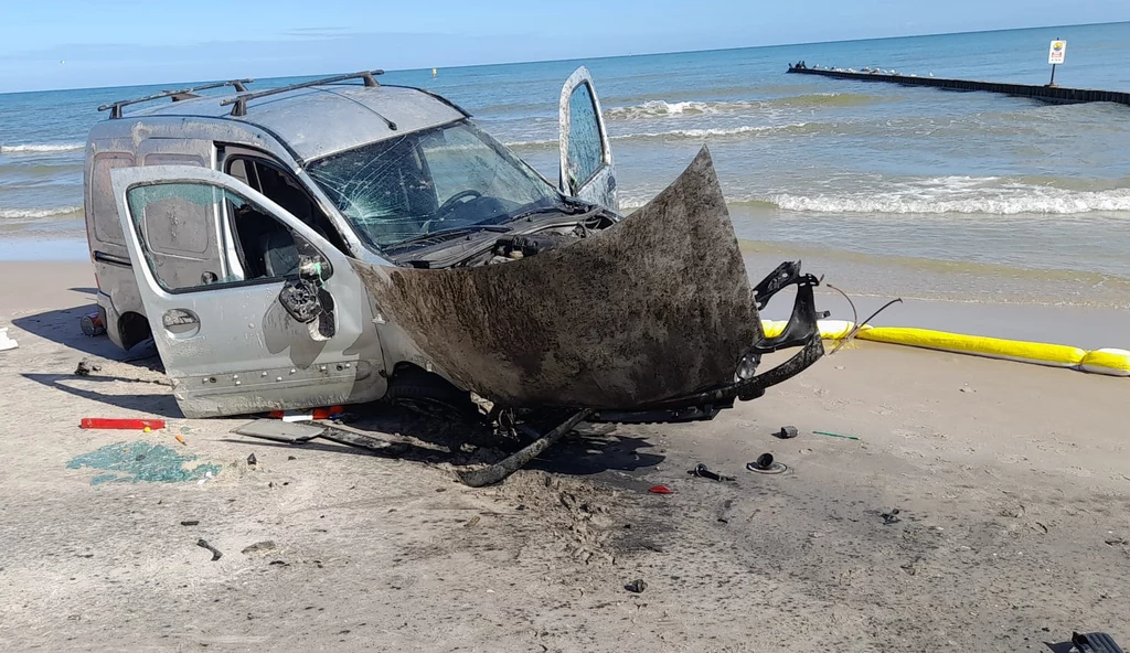 Renault Kangoo staranowało falochron w Łebie / fot. KP PSP w Lęborku