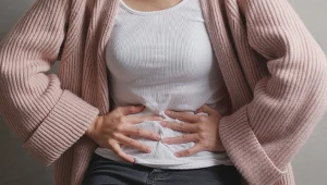 Ostre zapalenie trzustki najczęściej rozpoczyna się nagle bardzo silnym bólem w lewym górnym kwadrancie brzucha, który może promieniować do kręgosłupa.