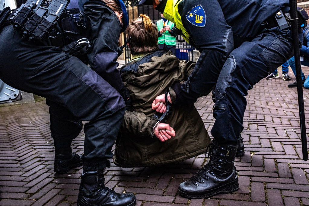 Władze Niemiec i Francji zdecydowały się zatrzymać wojujących działaczy. Reuters podaje, że policja zaczęła nawet podsłuchiwać działaczy, aby zapobiec protestom.