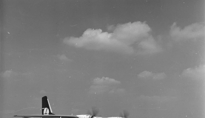 Samolot Antonow An-24 (SP-LTU) linii PLL-LOT na pasie startowym