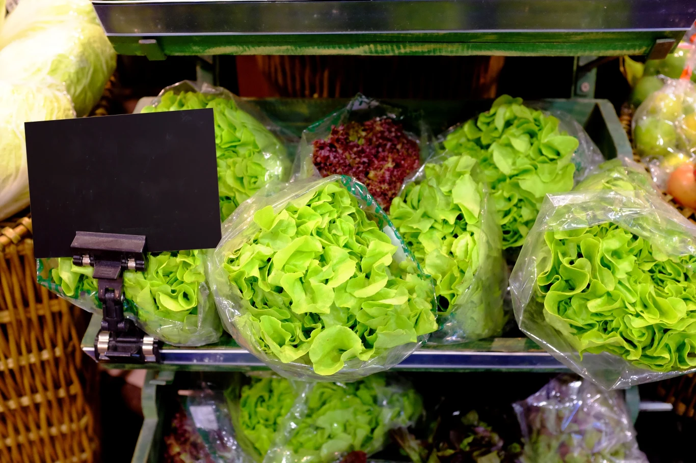 Jak przedłużyć świeżość sałaty? Jest na to prosty trik