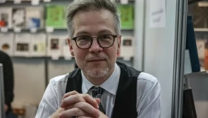 Pisarz Jacek Dehnel w trakcie targów książki w Krakowie w 2022 r.