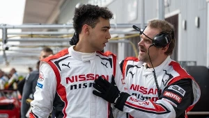 Archie Madekwe i David Harbour w filmie "Gran Turismo"