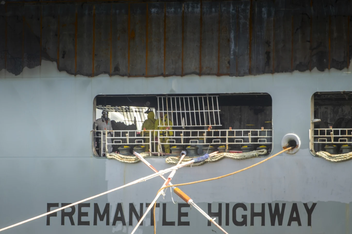 Specjaliści od oceny strat na pokładzie Fremantle Highway