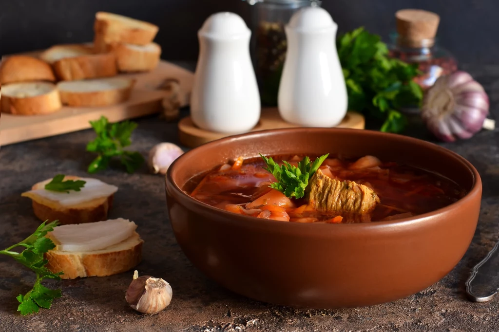Zupa ogonowa jest niezwykle sycąca i aromatyczna