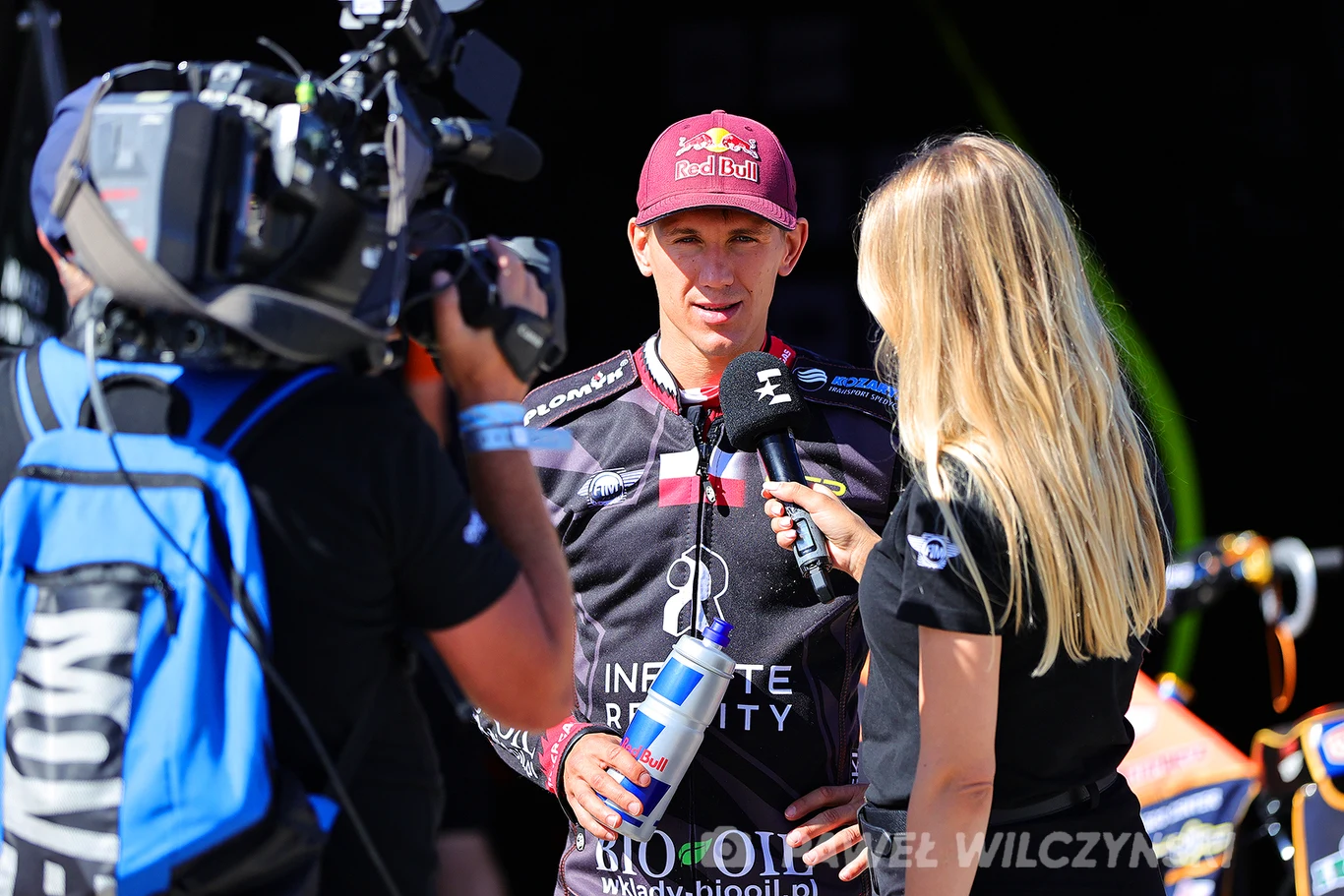 Maciej Janowski udziela wywiadu.