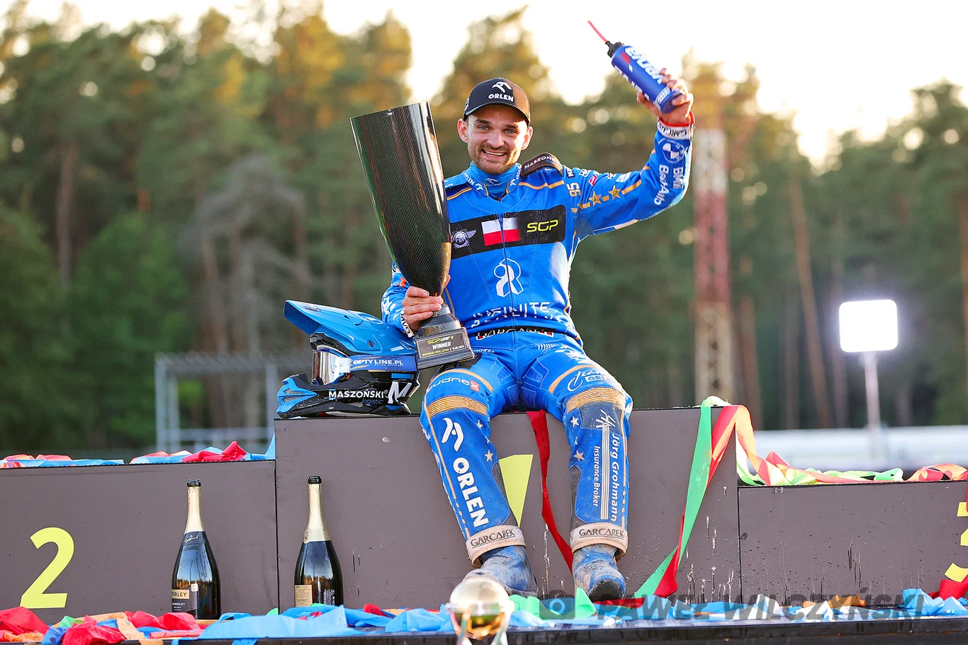 Bartosz Zmarzlik na podium Grand Prix Łotwy 2023.