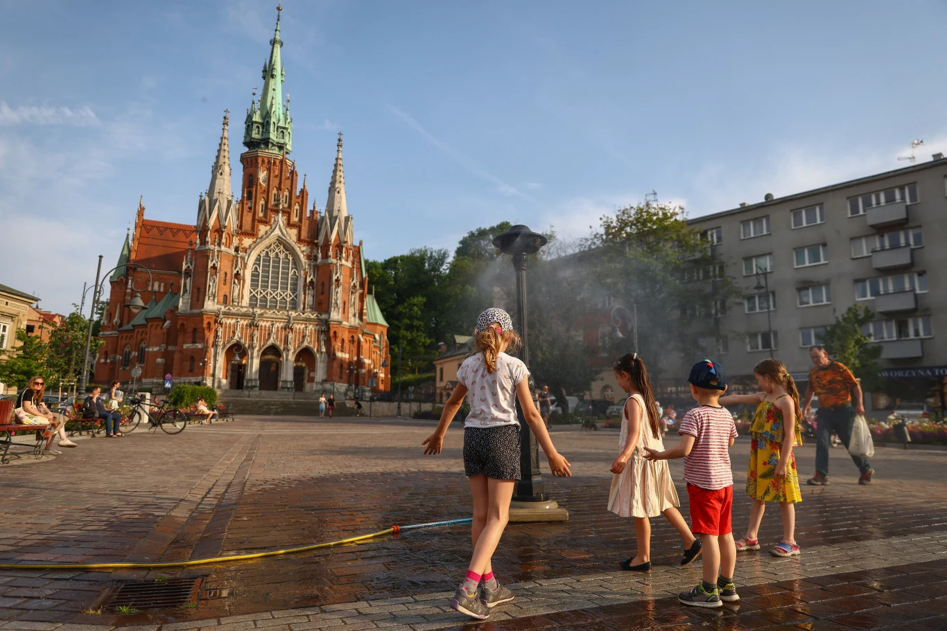 Rynek Podgórski w Krakowie. Temperatura placu zbliża się do temepraturu rozgrzanej patelni/ 