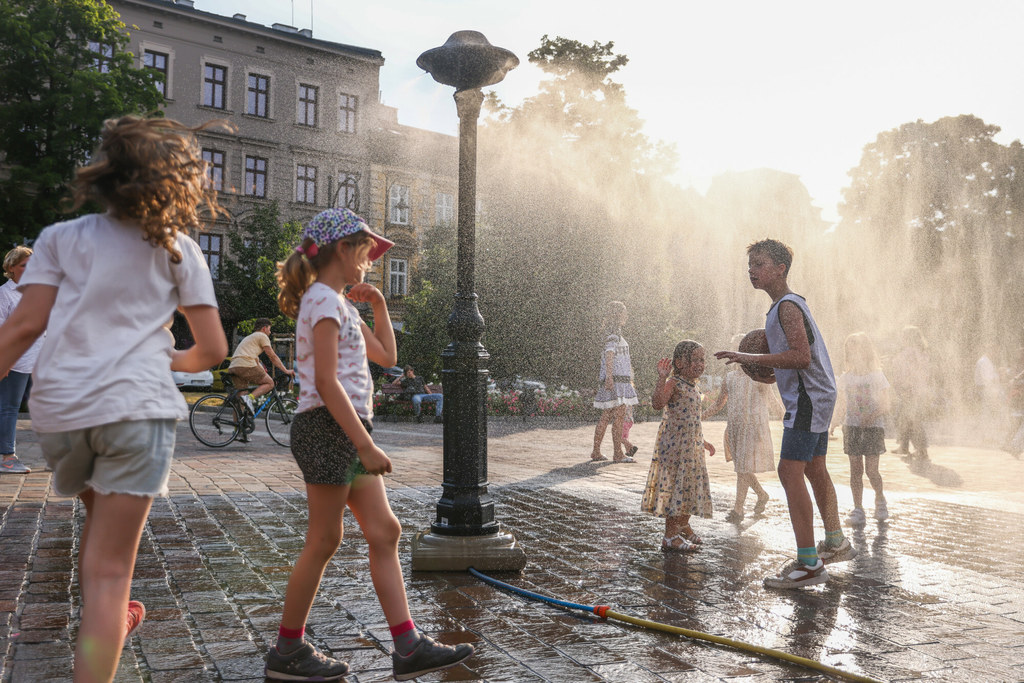 Kurtyny wodne dają moment wytchnienia dla spacerujących betonową pustynią. Ile jednak kosztuje ta chwila przyjemności?