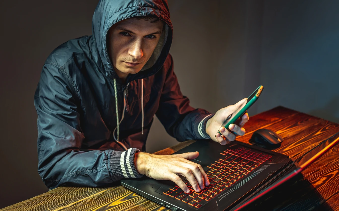 Nie trzeba być hakerem, by oszukiwać w sieci. Wręcz zdecydowana większość oszustw nie wymaga wiedzy informatycznej Nie trzeba być hakerem, by oszukiwać w sieci. Wręcz zdecydowana większość oszustw nie wymaga wiedzy informatycznej