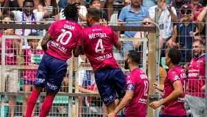 Mateusz Wieteska (nr 4) tuż po zdobyciu swej premierowej bramki we francuskiej  Ligue 1