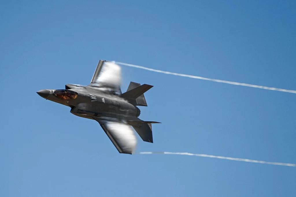 F-35A to jednoosobowy myśliwiec produkowany przez firmę Lockheed Martin, charakteryzujący się zaawansowaną elektroniką względem innych samolotów, także piątej generacji. Wyposażony w mnóstwo czujników i radar, pozwalający na skuteczne przekazywanie informacji, także wojskom lądowym. Dlatego obok zdobywania przewagi powietrznej czy bezpośredniego wsparcia naziemnego F-35 jest dobrą maszyną do walki elektronicznej. Przy tym dzięki swojej awionice ma mniejszą wykrywalność