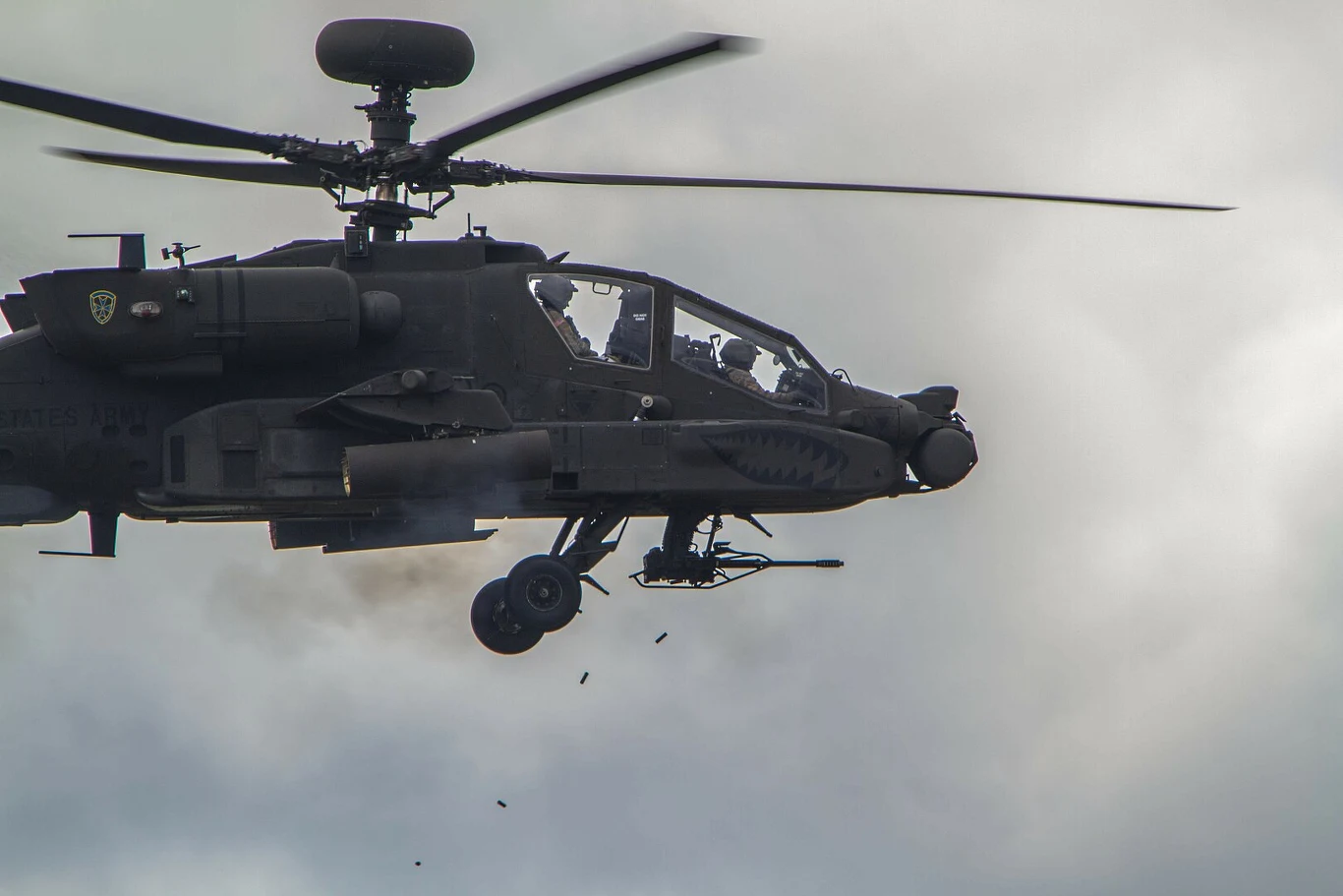AH-64E Apache określany Guardian to najnowsza modyfikacja amerykańskiego śmigłowca bojowego, będącego na wyposażeniu USA od lat 80. Jest ona wyposażona w systemy pozwalające na łatwiejszą współpracę z dronami oraz ulepszony system napędowy, dzięki któremu AH-64E może lecieć z prędkością 304 km\h i unieść ładunek broni o masie 1,5 tony. Polskie śmigłowce będą także wyposażone w systemy Common Infrared Countermeasures (CIRCM), skutecznie chroniące przed kierowanymi pociskami MANPADS AH-64E Apache określany Guardian to najnowsza modyfikacja amerykańskiego śmigłowca bojowego, będącego na wyposażeniu USA od lat 80. Jest ona wyposażona w systemy pozwalające na łatwiejszą współpracę z dronami oraz ulepszony system napędowy, dzięki któremu AH-64E może lecieć z prędkością 304 km\h i unieść ładunek broni o masie 1,5 tony. Polskie śmigłowce będą także wyposażone w systemy Common Infrared Countermeasures (CIRCM), skutecznie chroniące przed kierowanymi pociskami MANPADS