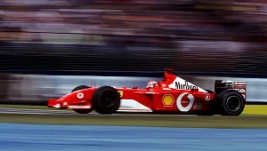 Michael Schumacher w Grand Prix Australii w 2002 - właśnie ten bolid trafił na aukcję