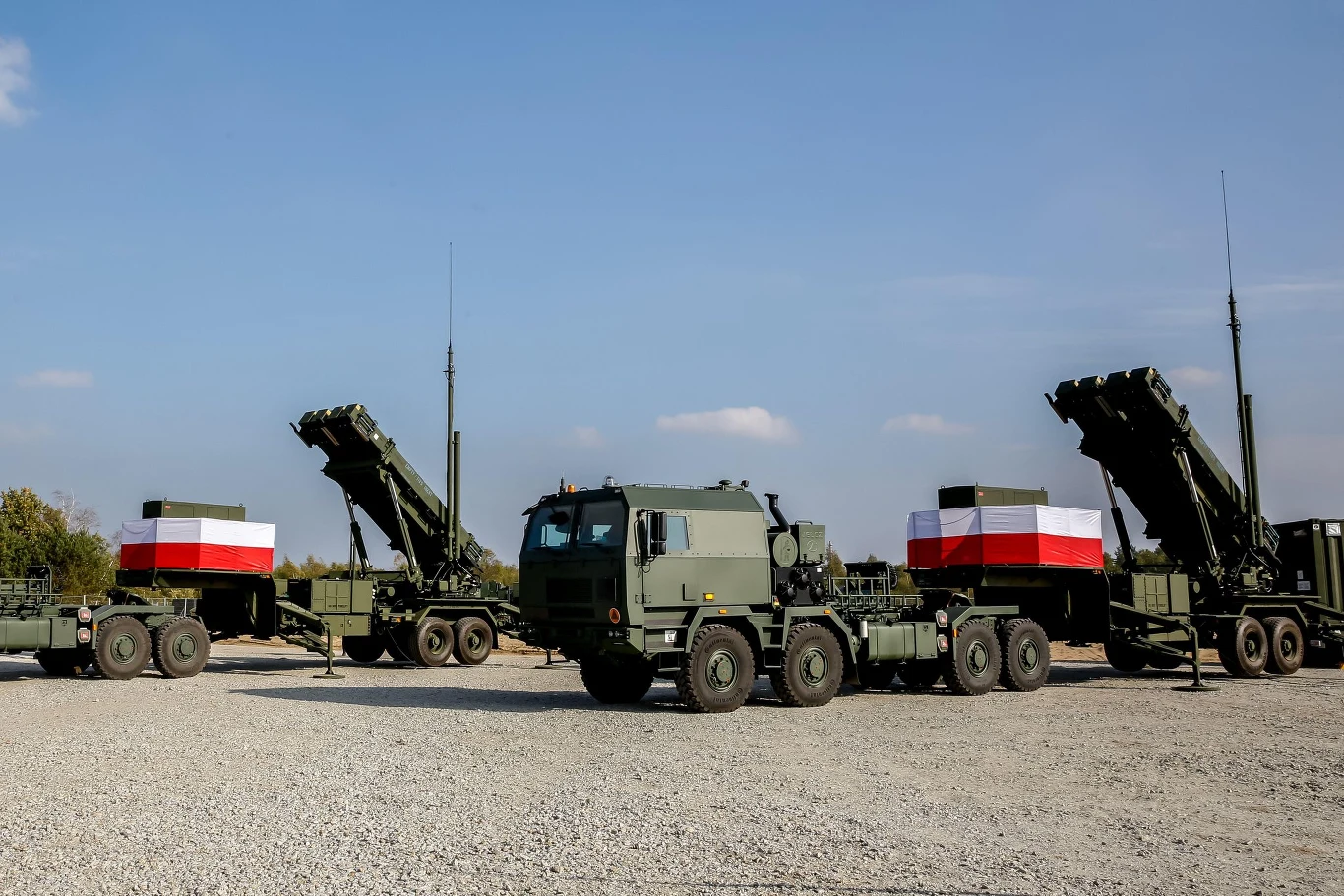 W ramach rozwoju polskiej obrony powietrznej polska armia już otrzymała np. systemy Patriot, które są częścią programu WISŁA. Modernizacja polskiej obrony powietrznej zakłada także wprowadzenie po raz pierwszy równolegle z USA systemu dowodzenia IBCS, koordynujący działanie wszystkich nowych polskich radarów i wyrzutni W ramach rozwoju polskiej obrony powietrznej polska armia już otrzymała np. systemy Patriot, które są częścią programu WISŁA. Modernizacja polskiej obrony powietrznej zakłada także wprowadzenie po raz pierwszy równolegle z USA systemu dowodzenia IBCS, koordynujący działanie wszystkich nowych polskich radarów i wyrzutni