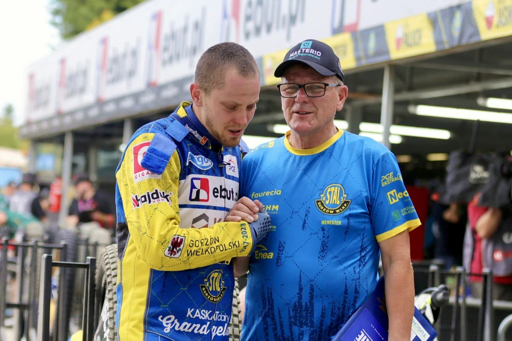 Szymon Woźniak załamany po przegranym meczu Stali. Obok trener Stanisław Chomski. Szymon Woźniak załamany po przegranym meczu Stali. Obok trener Stanisław Chomski.