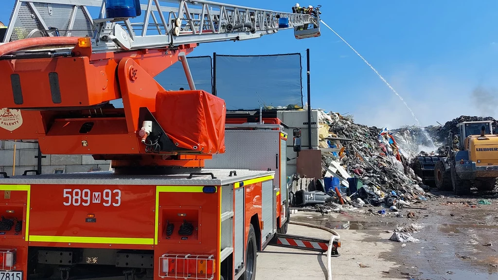 W niedzielę w miejscowości Sokołów w powiecie Pruszkowskim niedaleko Warszawy wybuchł pożar odpadów. Jak się okazało, firma magazynująca śmieci robiła to nielegalnie i była znana władzom gminy oraz służbom ochrony środowiska