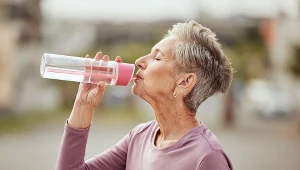 Osłabienie, bóle głowy, senność, drażliwość mogą być sygnałami odwodnienia organizmu