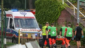 Obrońca w szpitalu, bramkarz za bandą, kuriozalny karny. Pokaz starych firm