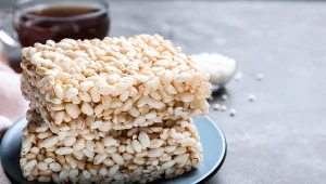 Ekspandowany, "dmuchany" ryż po dodaniu karmelu bywa formowany w batony i ciastka. Taka przekąska to bomba kaloryczna