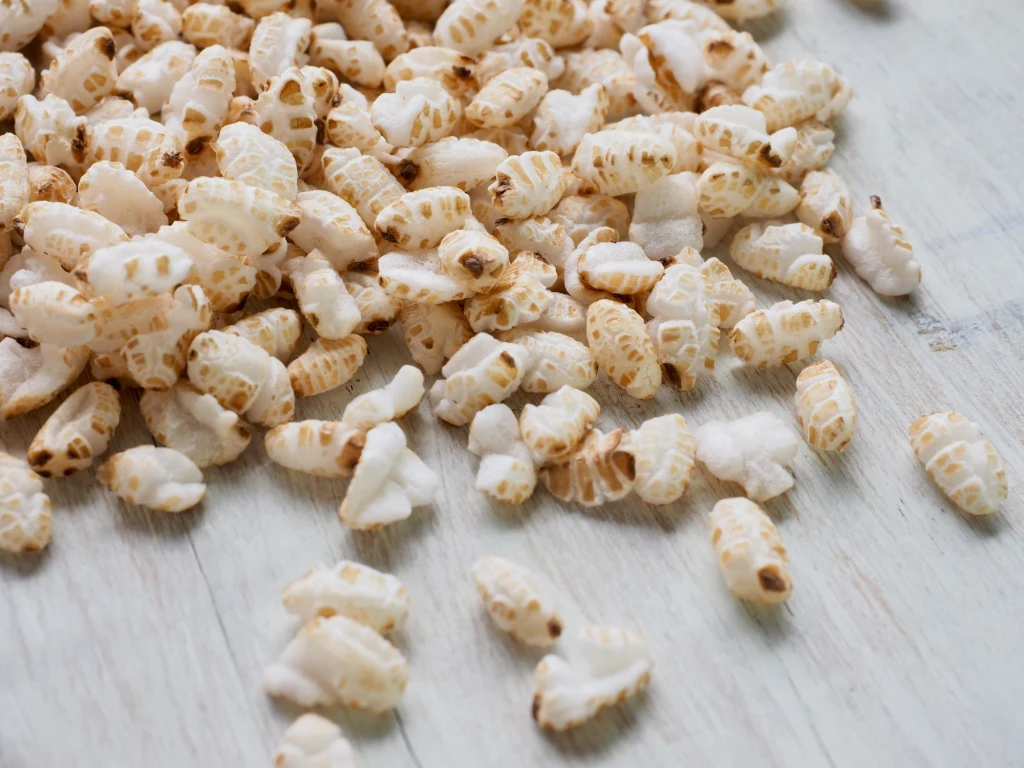 Ekspandowany jęczmień. Ziarna w tej formie są lekkie tylko z pozoru. Są lekkostrawne , ale mają dużo kalorii