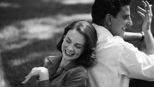Carey Mulligan i Bradley Cooper w filmie "Maestro"