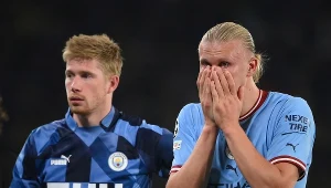 Kevin De Bruyne (z lewej) i Erling Haaland tworzą na murawie znakomity duet. Ten pierwszy w tym roku może już nie zagrać 