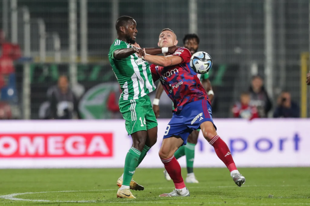 Fabian Piasecki walczy z zawodnikiem Aris Limassol Fabian Piasecki walczy z zawodnikiem Aris Limassol