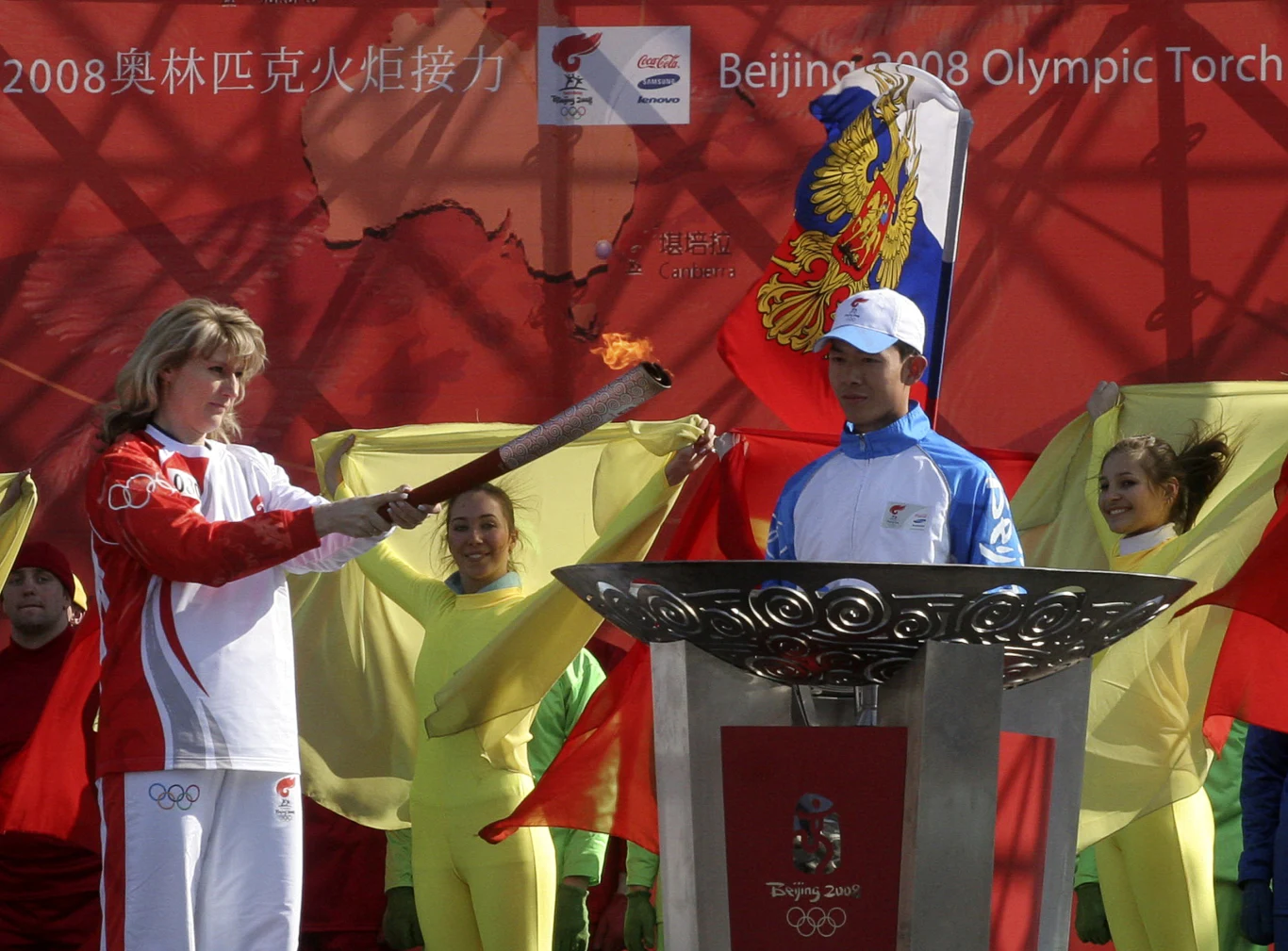 Swietłana Żurowa z ogniem olimpijskim w St. Petersburgu Swietłana Żurowa z ogniem olimpijskim w St. Petersburgu