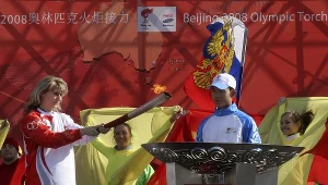 Swietłana Żurowa z ogniem olimpijskim w St. Petersburgu