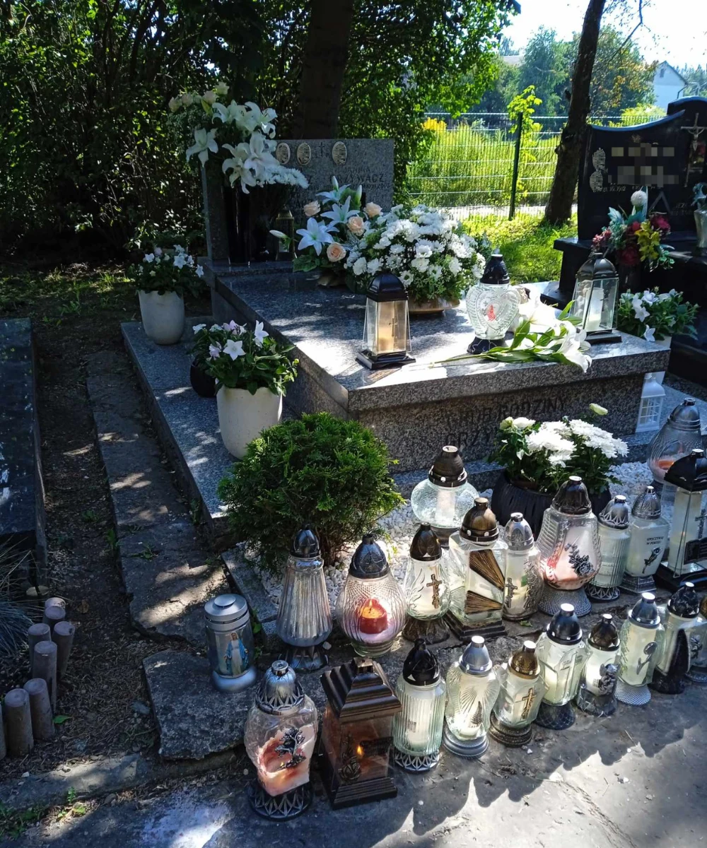 Tak miesiąc po tragedii wygląda grób syna Sylwii Peretti. Widok mogiły chwyta za serce 