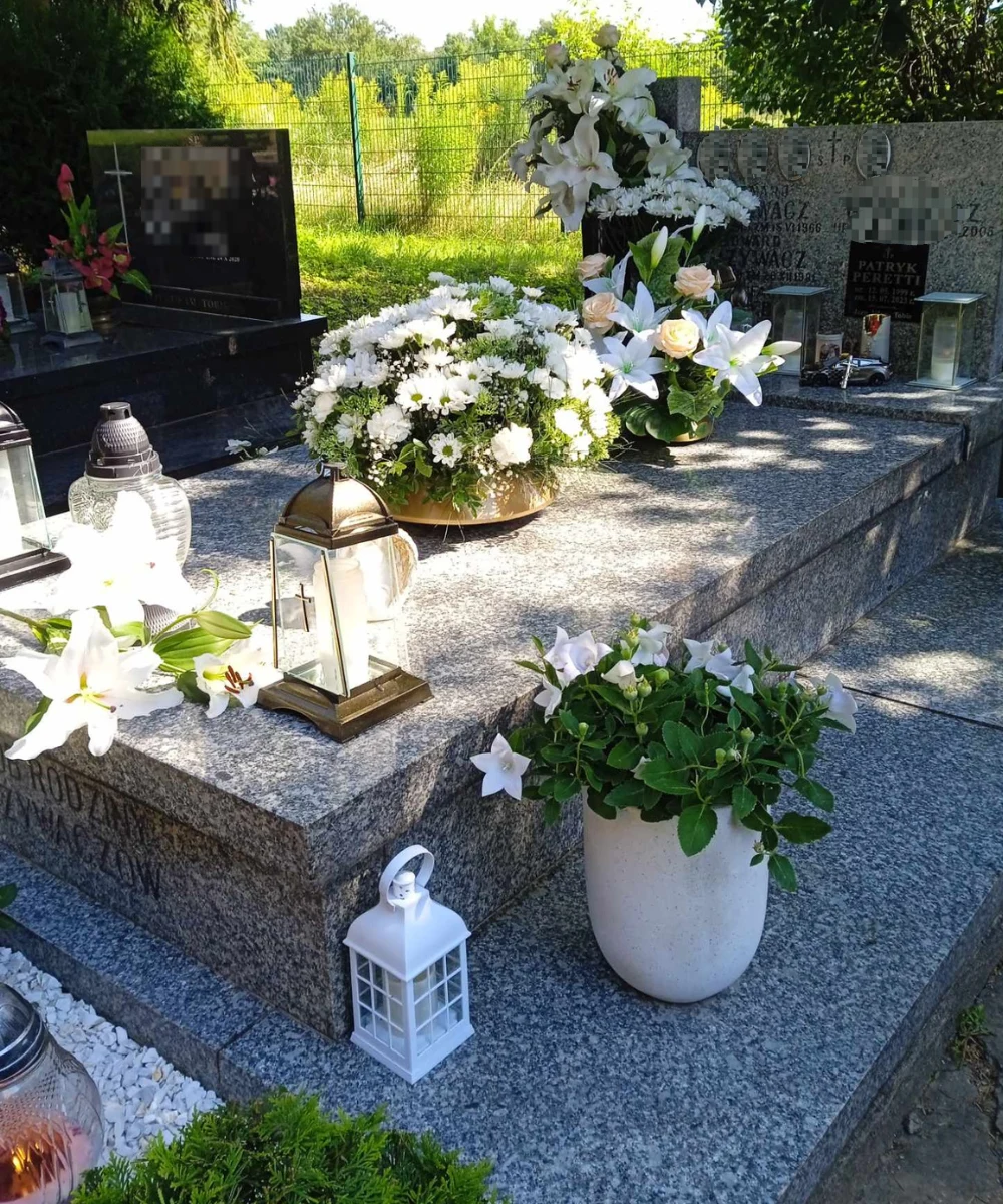 Na mogile nie zabrakło kwiatów i zniczy