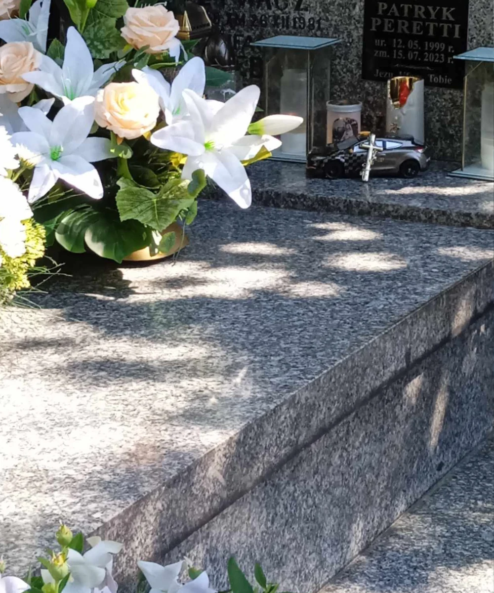 Tuż za wiązanką z kwiatami znalazła się figurka auta