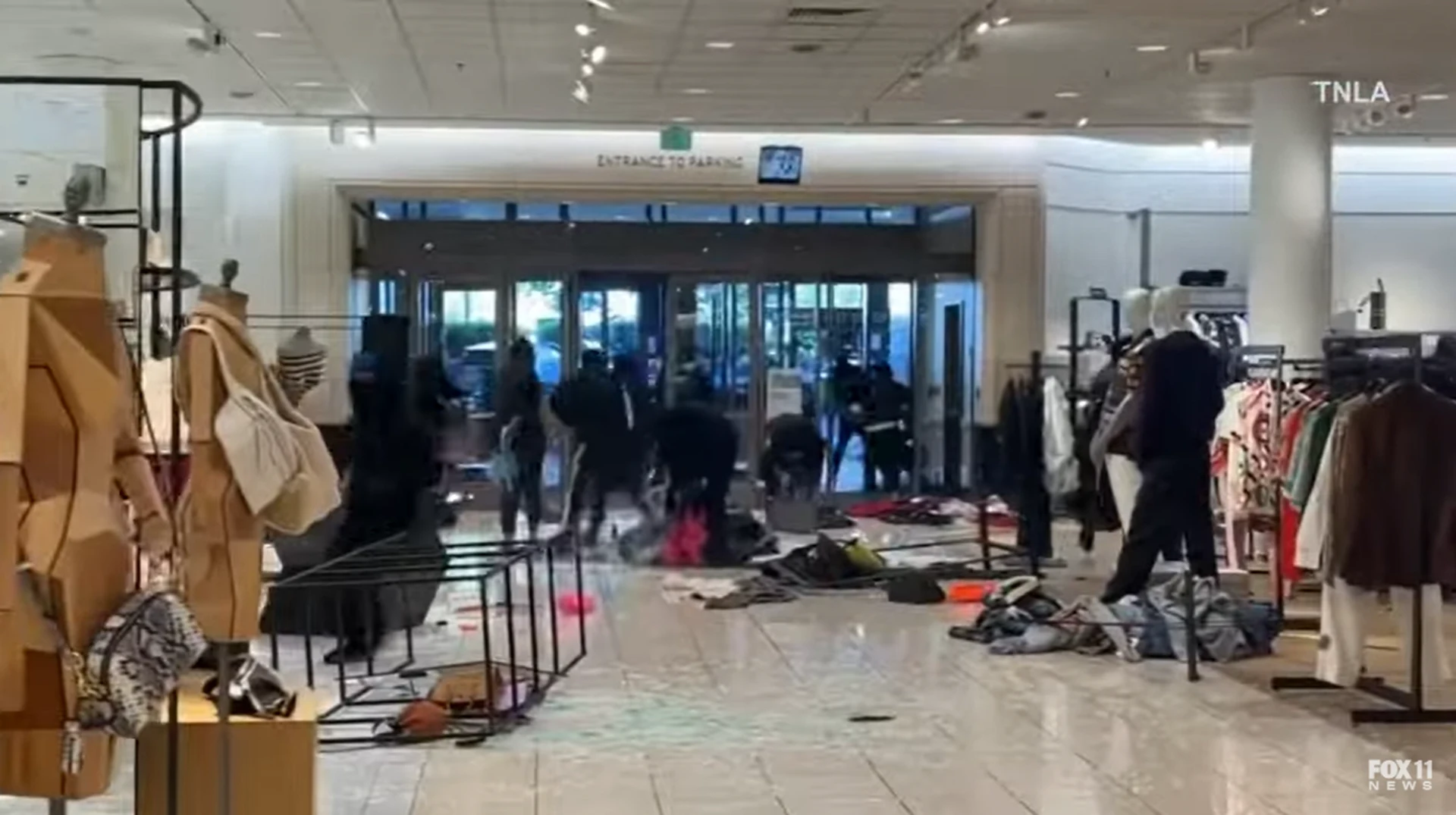 Grupa około 50 osób napadała na sklep w centrum handlowym.