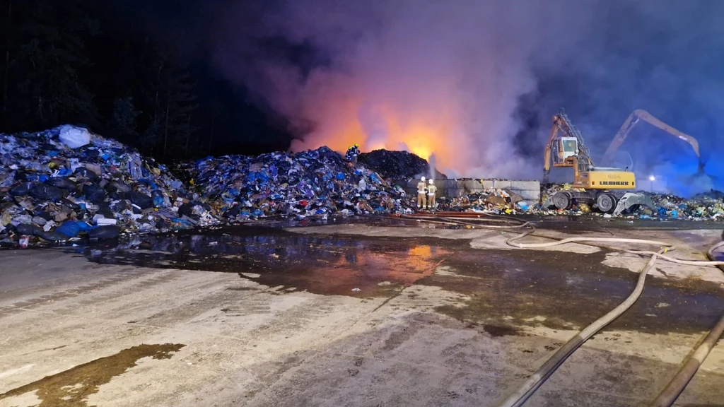 We wtorek wieczorem pod Otwockiem w zakładzie firmy Lekaro wybuchł pożar odpadów. Z ogniem walczyło 18 zastępów straży pożarnej