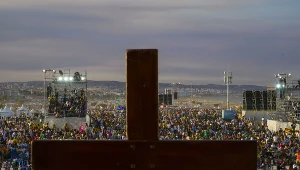 Osoby oczekujące na rozpoczęcie czuwania z papieżem Franciszkiem przed 37. Światowymi Dniami Młodzieży