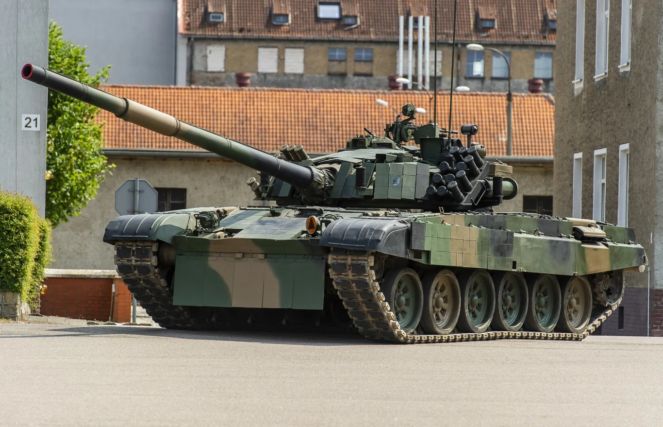 Czołg PT-91 "Twardy" to rodzima modernizacja radzieckiego T-72. Czołg PT-91 "Twardy" to rodzima modernizacja radzieckiego T-72.